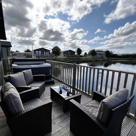 Diddly Squat Lodge With Hot Tub, Pendle View Holiday Park คลิเธอโร ภายนอก รูปภาพ