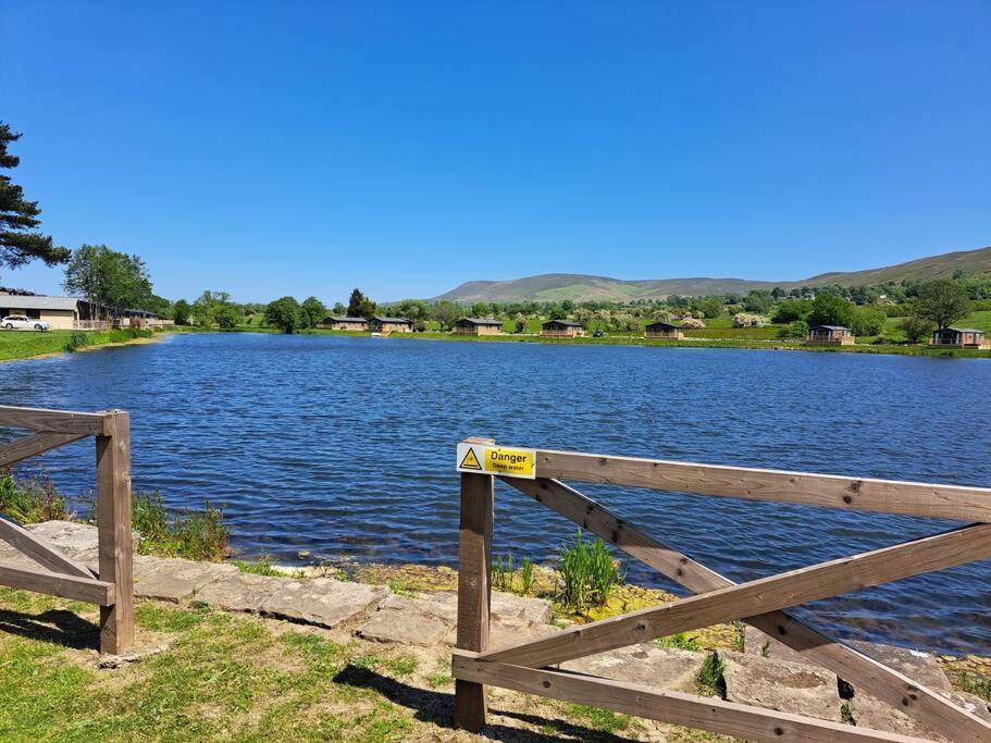 Diddly Squat Lodge With Hot Tub, Pendle View Holiday Park คลิเธอโร ภายนอก รูปภาพ