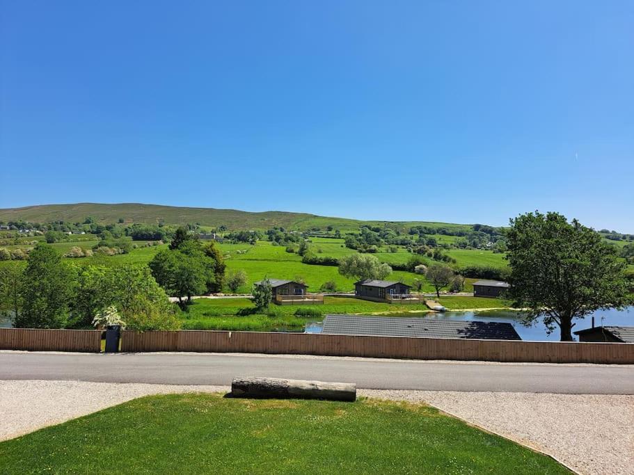Diddly Squat Lodge With Hot Tub, Pendle View Holiday Park คลิเธอโร ภายนอก รูปภาพ