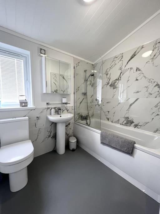 Diddly Squat Lodge With Hot Tub, Pendle View Holiday Park คลิเธอโร ภายนอก รูปภาพ