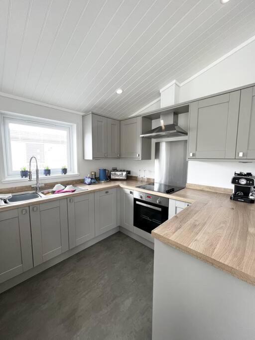 Diddly Squat Lodge With Hot Tub, Pendle View Holiday Park คลิเธอโร ภายนอก รูปภาพ