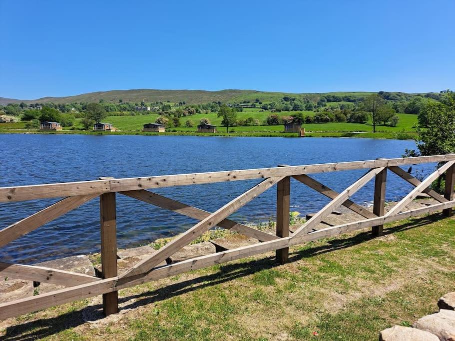 Diddly Squat Lodge With Hot Tub, Pendle View Holiday Park คลิเธอโร ภายนอก รูปภาพ