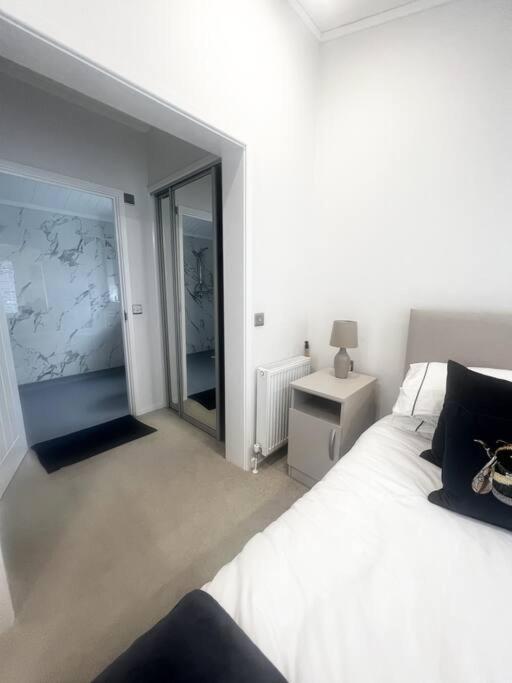 Diddly Squat Lodge With Hot Tub, Pendle View Holiday Park คลิเธอโร ภายนอก รูปภาพ