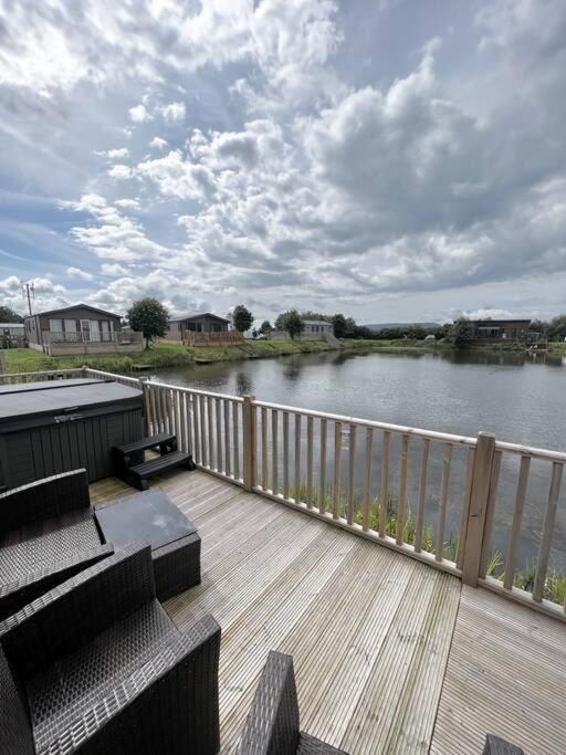 Diddly Squat Lodge With Hot Tub, Pendle View Holiday Park คลิเธอโร ภายนอก รูปภาพ
