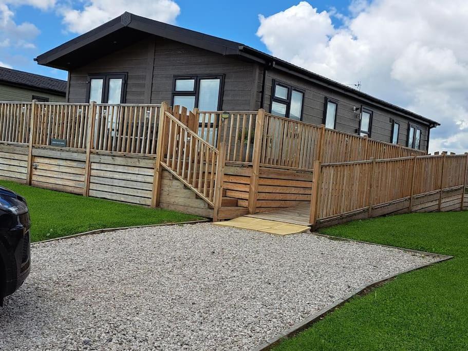 Diddly Squat Lodge With Hot Tub, Pendle View Holiday Park คลิเธอโร ภายนอก รูปภาพ