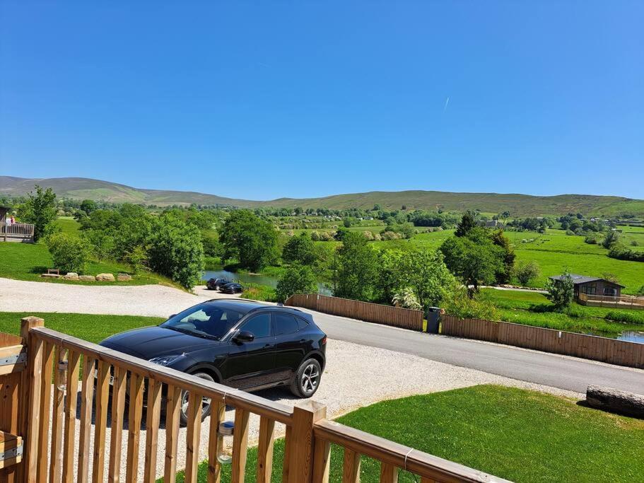 Diddly Squat Lodge With Hot Tub, Pendle View Holiday Park คลิเธอโร ภายนอก รูปภาพ