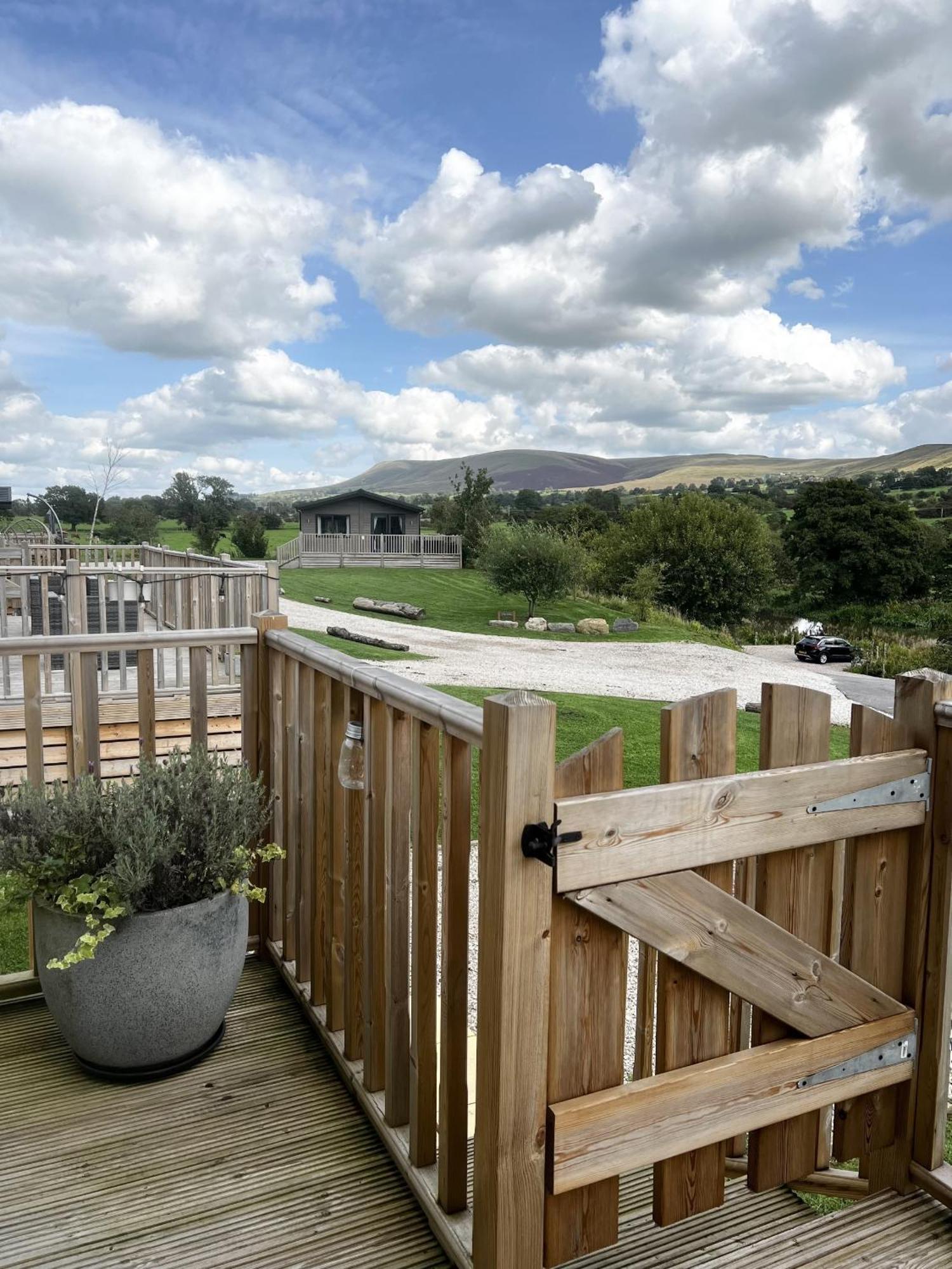 Diddly Squat Lodge With Hot Tub, Pendle View Holiday Park คลิเธอโร ภายนอก รูปภาพ